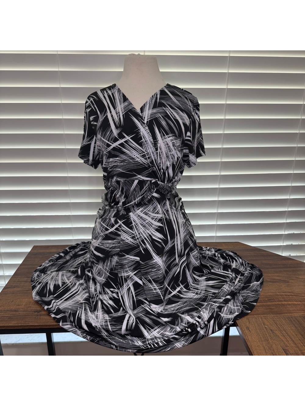 B-slim Black and White Abstract Print Dress Size Large